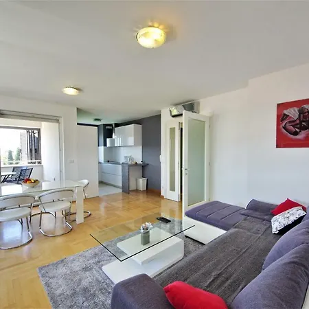 Deluxe 5d דירה *